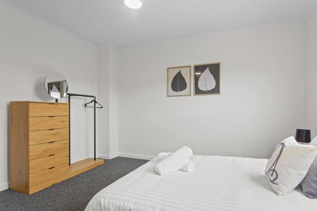 Waterfront Townhouse - Picturesque Marina Views Apartment Port Lincoln Bagian luar foto