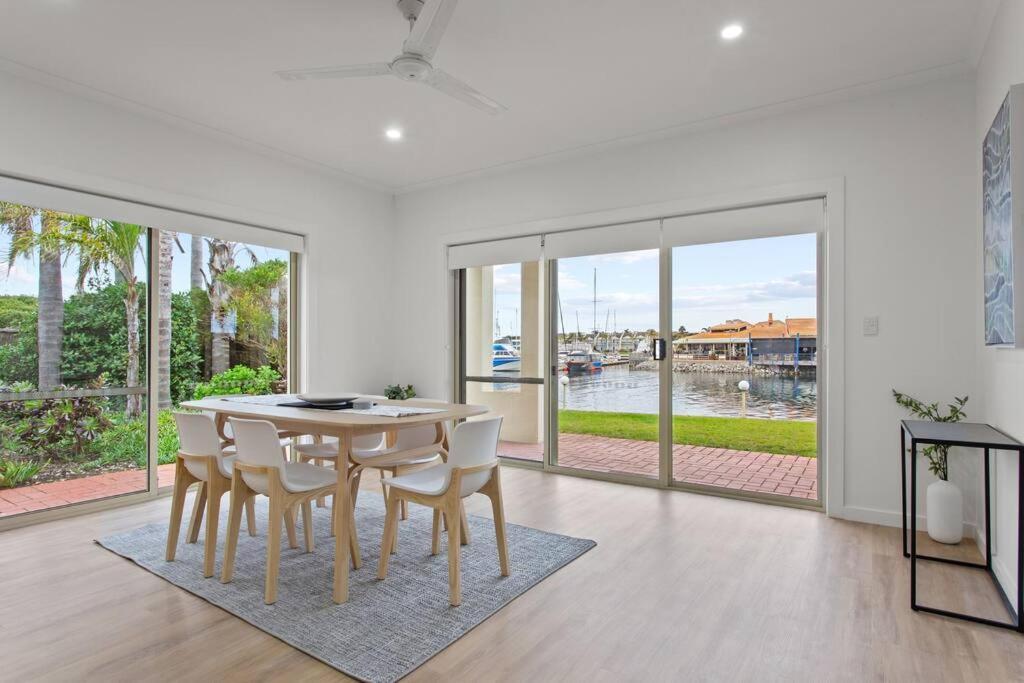 Waterfront Townhouse - Picturesque Marina Views Apartment Port Lincoln Bagian luar foto
