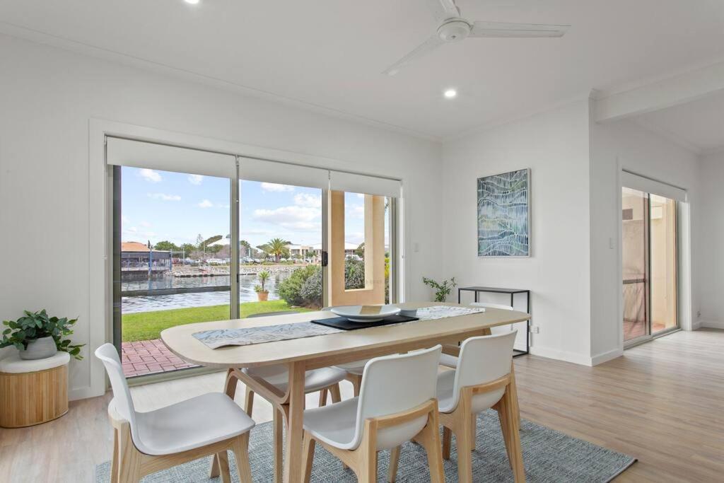 Waterfront Townhouse - Picturesque Marina Views Apartment Port Lincoln Bagian luar foto