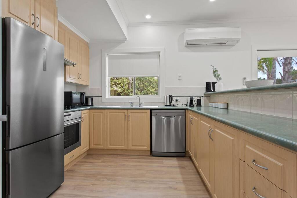 Waterfront Townhouse - Picturesque Marina Views Apartment Port Lincoln Bagian luar foto